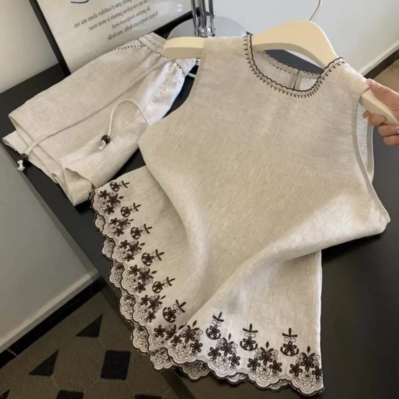 Prosty komplet damski w stylu  – Embroidery Uniforms recenzja i cena